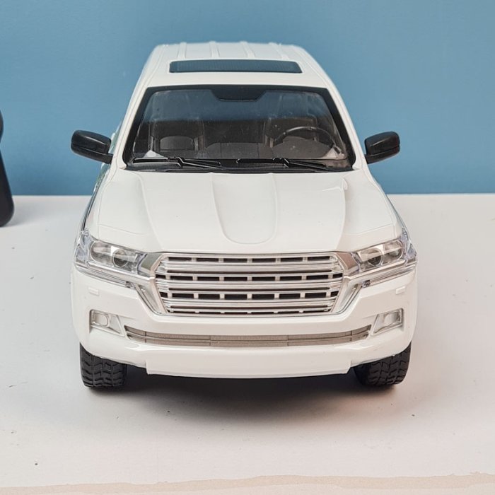 ماشین کنترلی لندکروز سفید کد P/868M309A/A