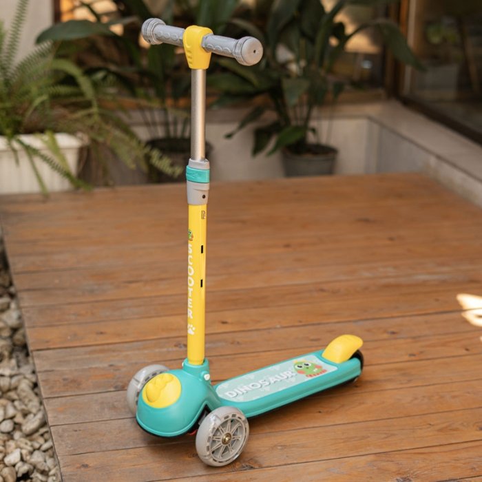 اسکوتر کودک چراغدار مدل دایناسور سبز کد P/806/SA