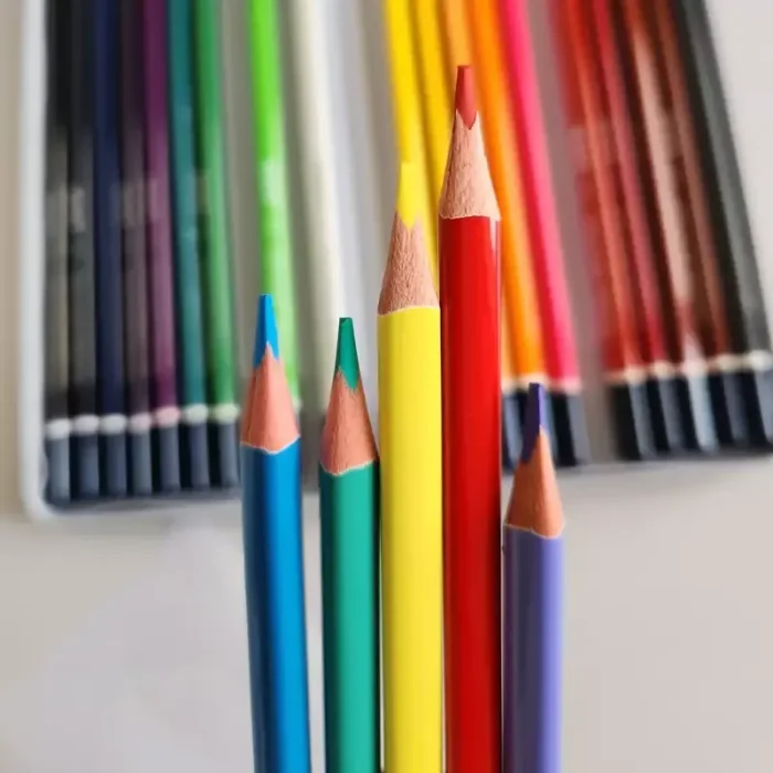 مداد رنگی 24 رنگ KMT جعبه فلزی طرح پری دریایی کد P/99764324/B