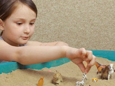 فواید شن بازی برای کودکان و تاثیرات شن درمانی در کودکان