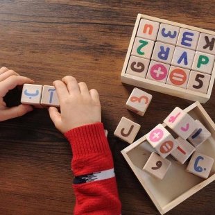 خرید بازی آموزشی مکعب حروف و اعداد فارسی