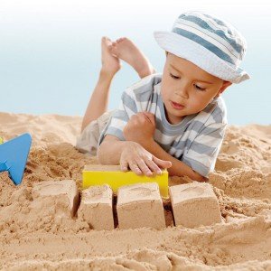 بازی و سرگرمی با قالب شن بازی بنایی master bricklayer set hape 4010