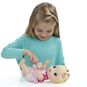 عروسک دختر با ابزار پزشکی