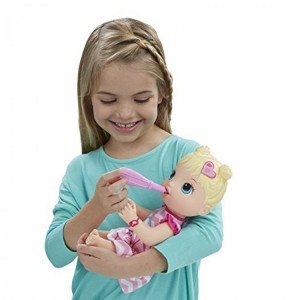 عروسک دختر با ابزار پزشکی