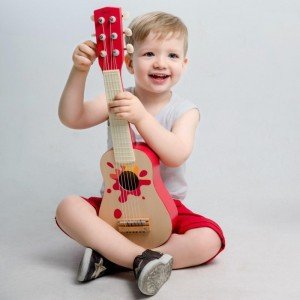 گیتار قرمز چوبی بهترین هدیه به کودکان