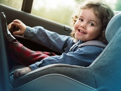 چگونه کودک را به نشستن در صندلی ماشین عادت دهیم؟