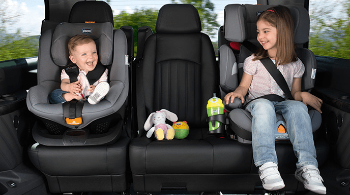 نشستن کودک در صندلی ماشین