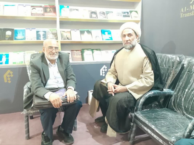 حضور استاد کسرایی در غرفه بین الملل مرکز نشر المصطفی