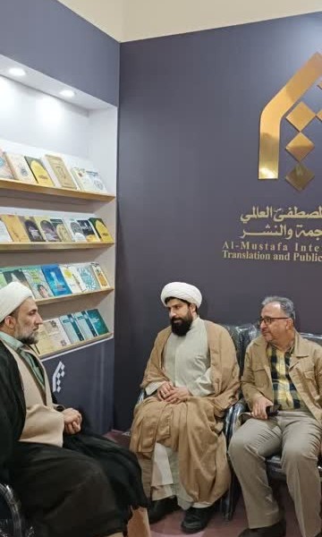 حضور رییس انتشارات خط مقدم در غرفه مرکز بین المللی ترجمه و نشر المصطفی