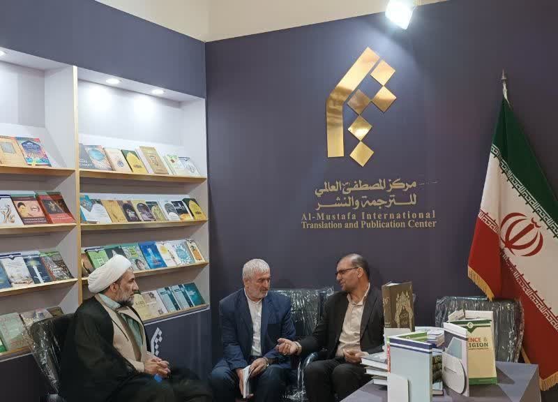 بازدید جناب دکتر ماندگار از غرفه بین المللی  ترجمه و نشر المصطفی.