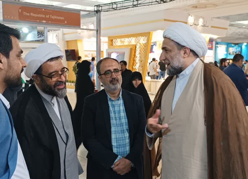 حضور حجت الاسلام و المسلمین فاصل مدیر مرکز مدیریت حوزه علمیه خواهران در غرفه انتشارات جامعه المصطفی العالمیه