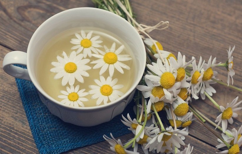 ۱۷ خاصیت عالی دمنوش بابونه (و عوارض جانبی مهم آن)