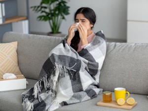 چگونه از عسل برای درمان سرفه استفاده کنیم؟