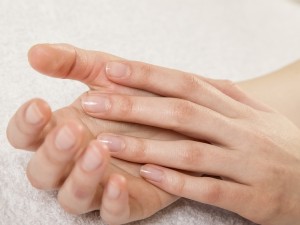 تغییر رنگ، ترک‌خوردگی یا خطوط روی ناخن‌ها چه چیزی را نشان می‌دهند؟