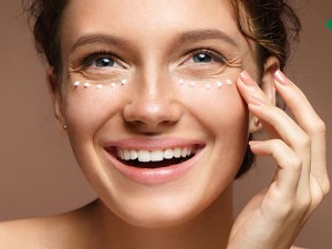 ضد آفتاب دور چشم چیست؟ / چه تفاوت معناداری بین ضد آفتاب‌های معمولی و ضد آفتاب‌های دور چشم وجود دارد؟