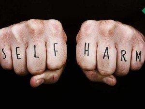 چطور به فردی که خودزنی می‌کند، کمک کنیم؟