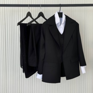 شلوار زنانه اولد مانی (old money) استایل زنانه مشکی کرپ فاستونی آلتین کد SIDE با طراحی خانم سارا مجیدی