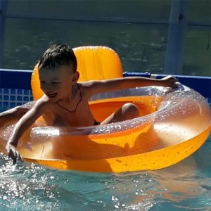 شناور بادی روی آب نارنجی دارای تکیه گاه 56512