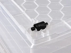 نمای نزدیک اتصال چرخ صندوق چرخدار شفاف زیر تختی صنعت