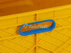 نمای نزدیک دسته آبی جعبه صنعتی پلاستیکی زرد کد ۸۳۰ و بافت مشبک بدنه