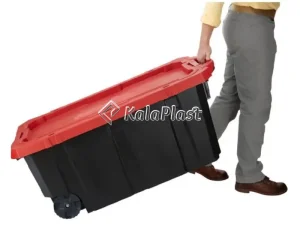 حمل صندوق چرخدار ۲۰۰ لیتری مشکی با درب قرمز به‌صورت مایل روی چرخ‌ها