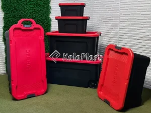 چند صندوق چرخدار مشکی با درب قرمز در اندازه‌های متفاوت کنار یکدیگر