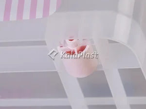 نمای نزدیک یکی از چرخ‌های صورتی زیر صندوق چرخدار شفاف کد ۲۰۹