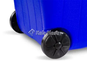 نمای نزدیک چرخ مشکی یخدان پلاستیکی چرخ‌دار ۶۰ لیتری با بدنه آبی