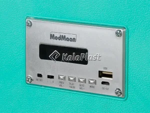 نمای نزدیک پنل کنترل و درگاه USB یخدان کولاک اسپیکردار ۲۵ لیتری فیروزه‌ای