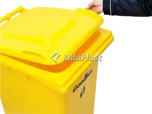 نمای نزدیک درب نیمه‌باز سطل زباله زرد ۱۸۰ لیتری گودبین هنگام باز کردن با دست