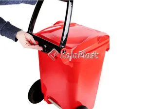 نمای پشت سطل زباله ۶۰ لیتری چرخدار گودبین قرمز و اتصال دسته مشکی