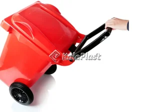 نمای پشت سطل زباله ۶۰ لیتری چرخدار گودبین قرمز با دسته بالارفته و چرخ‌ها