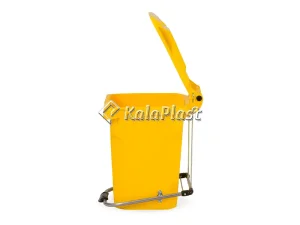 نمای جانبی سطل پدالدار ۴۰ لیتری زرد گودبین با درب باز و اهرم فلزی
