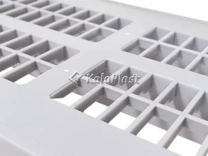 نمای نزدیک سطح مشبک سفید یکی از طبقات قفسه پلاستیکی کد ۶۱۰