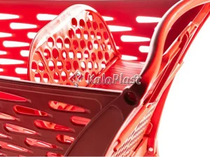 نمای نزدیک از فضای داخلی و دسته سبد خرید چرخدار فروشگاهی قرمز