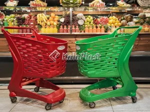 دو سبد خرید چرخدار فروشگاهی قرمز و سبز مقابل بخش میوه و نوشیدنی