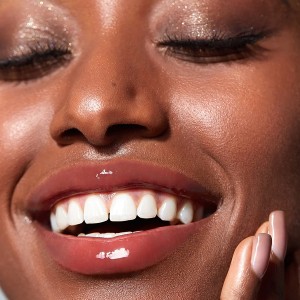 حجم دهنده لب  POUT-PERFECT SHINE LIP PLUMPER-SEPIA KISS شیگلم SHEGLAM