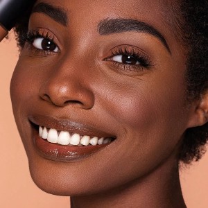 کرم پودر مخصوص پوست  رنگ HAZELNUT شیگلم SHEGLAM COMPLEXION PRO با پوشش مات و ماندگاری طولانی‌