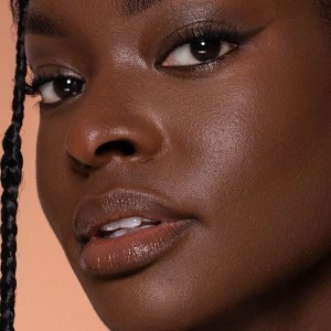 کرم پودر مخصوص پوست  رنگ NUTMEG شیگلم SHEGLAM COMPLEXION PRO با پوشش مات و ماندگاری طولانی‌