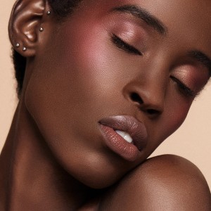 رژگونه استیکی روشن کننده پوست “Glowin’ Up”رنگ PLUM WINE شیگلم SHEGLAM