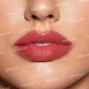 رژ لب مدادی JUST KISSED رنگ RED VELVET شیگلم SHEGLAM