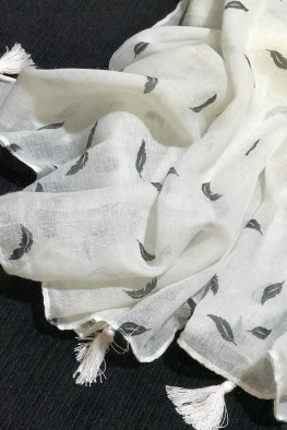 شال نخ پنبه منگوله دار طرح پر سفید