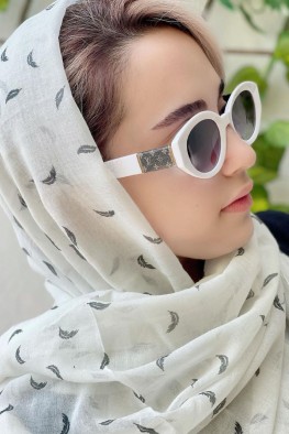 شال نخ پنبه منگوله دار طرح پر سفید