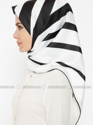 روسری مشکی سفید