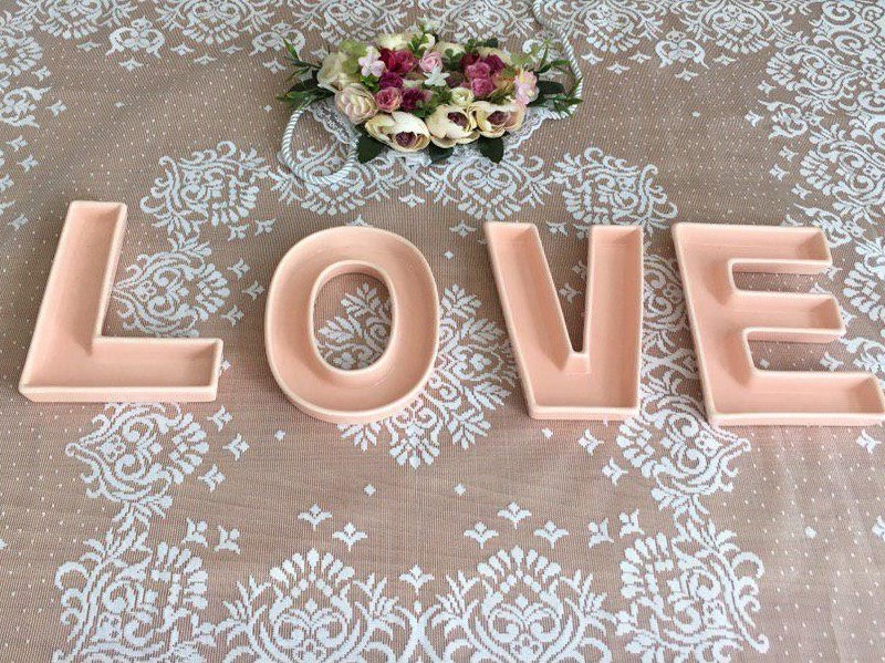اردو خوری حروف لاو LOVE صورتی