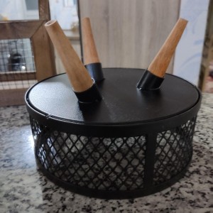 سبد فلزی با پایه چوبی