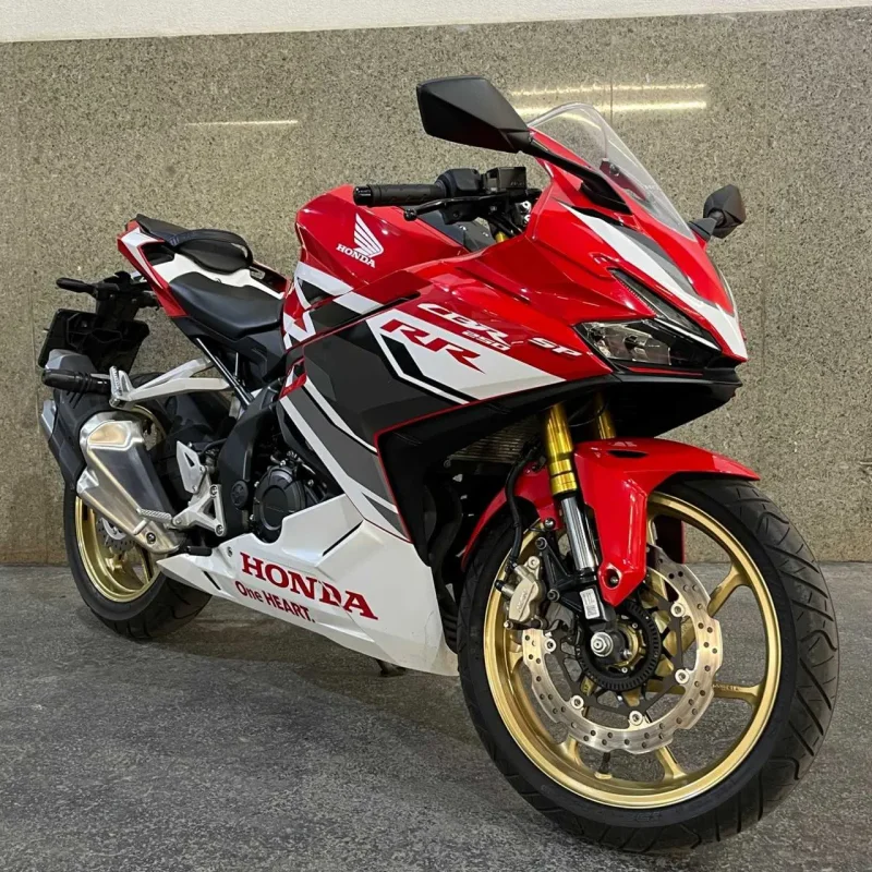 موتور سیکلت هوندا CBR250 RR فول مدل 1402 سفید پرچمی (کارکرده)