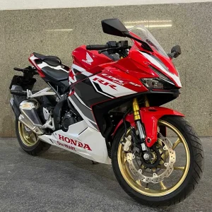 موتور سیکلت هوندا CBR250 RR فول مدل 1402 سفید پرچمی (کارکرده)