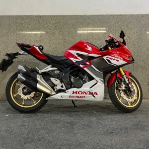 موتور سیکلت هوندا CBR250 RR فول مدل 1402 سفید پرچمی (کارکرده)