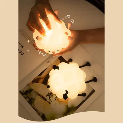 چراغ خواب فانتزی عروسکی سیلیکونی رومیزی شارژی طرح گوسفند خوابالو ببعی
